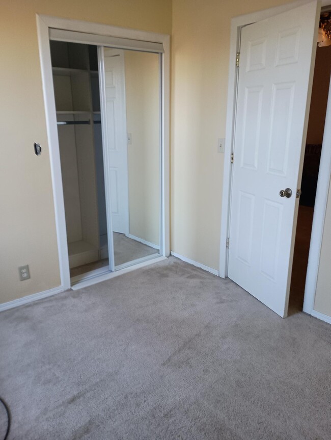 bedroom carpet floor - 326 E Calendar Ave