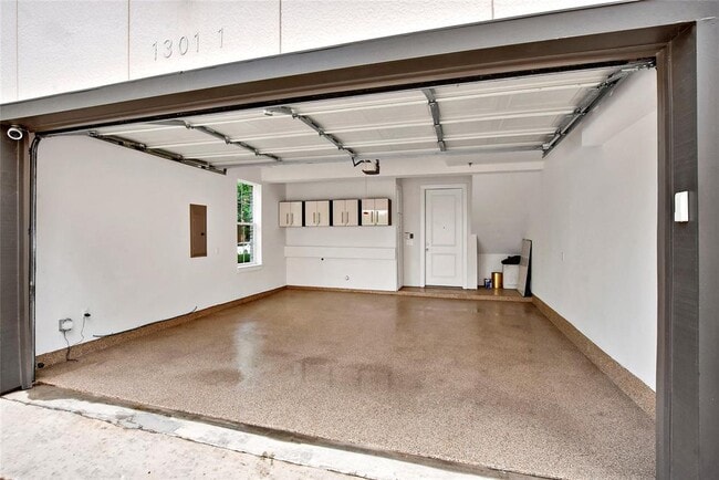 Building Photo - 1301 Town Creek Dr