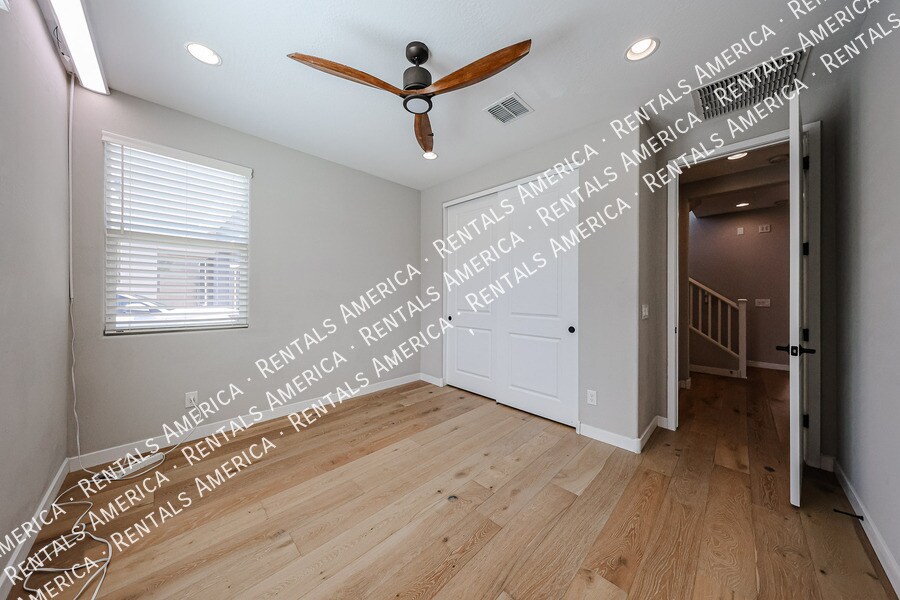 Building Photo - 1726 W Jeanine Dr