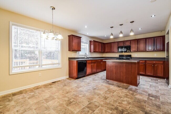 Building Photo - 910 Elderberry Ln