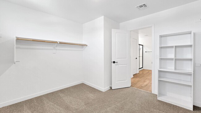 Building Photo - Newly built home with loads of space and S...