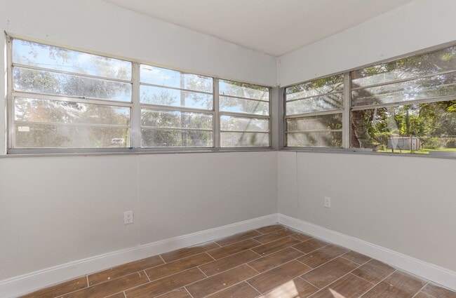 Building Photo - Very Cute Two Bedroom Single Family Home - Now Available