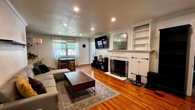 Building Photo - Larchmont