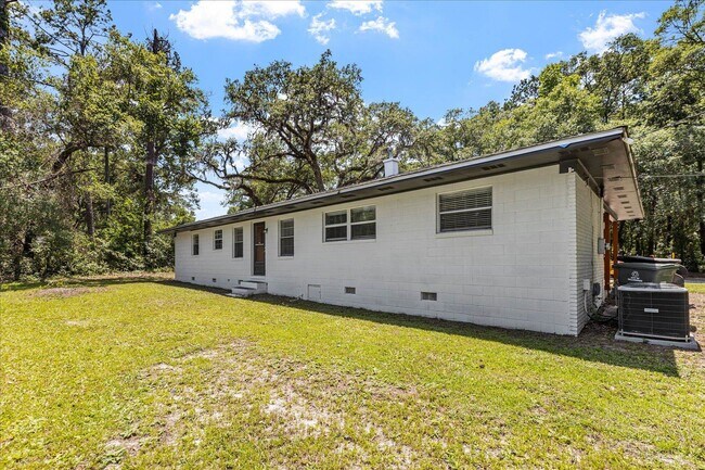 Building Photo - 2425 Bruce Ln