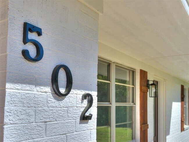 Building Photo - 502 N Oak St