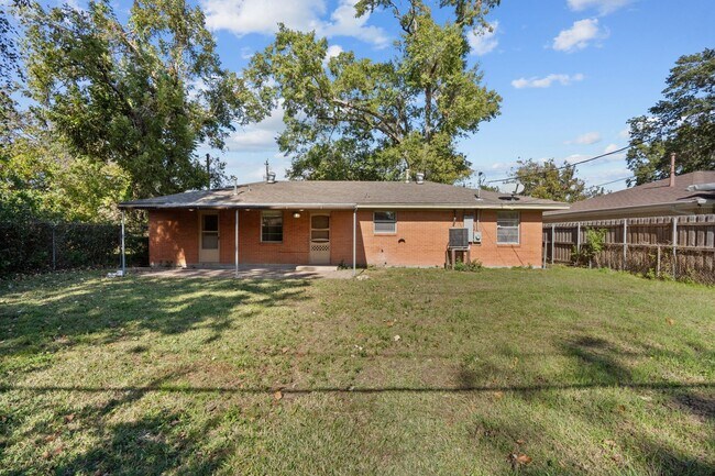 Building Photo - 241 W Rittenhouse St