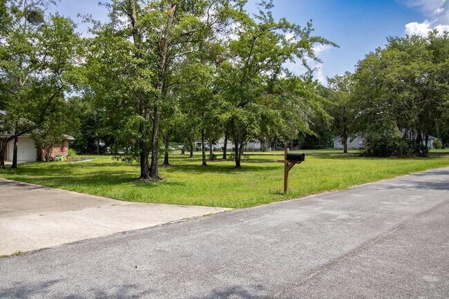 Building Photo - 21 Pinewood Ln