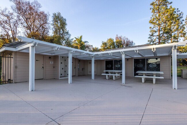 Building Photo - Homes Management - 3 Bed, 2 Bath House for Rent with Water/Trash Included