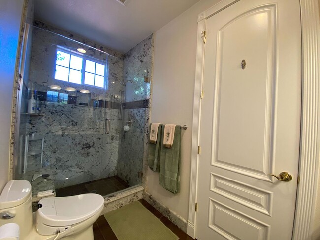 Building Photo - Gorgeous, Luxury and Furnished 3 bed 3 bat...