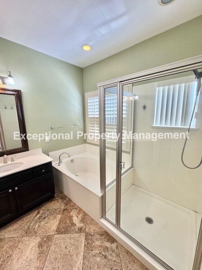 Building Photo - Ready to move in 4 bedroom 3 bath home with a loft and 3 car garage!