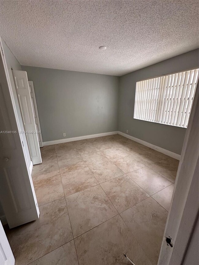 Building Photo - 9976 Twin Lakes Dr