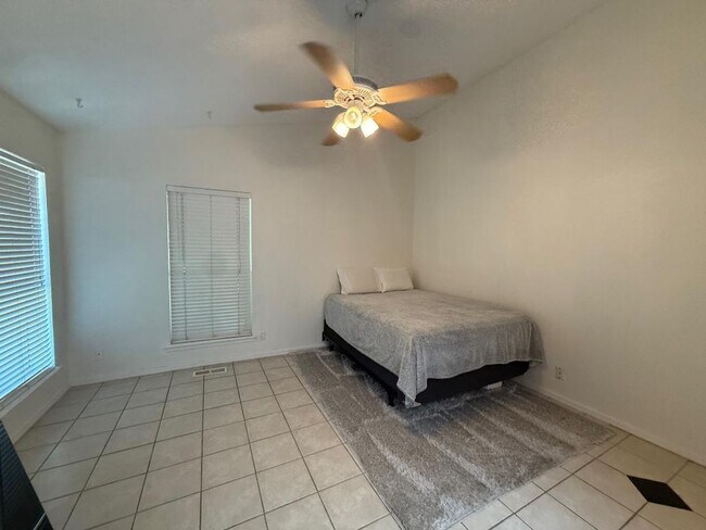Building Photo - 3 Bed 2 Bath Home For Lease August 1!