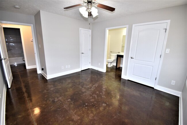 Building Photo - 333 Rossview Rd