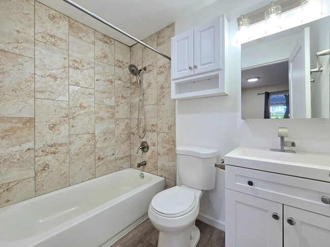 Building Photo - 2 Bedroom Condo In Lynnwood Available Now