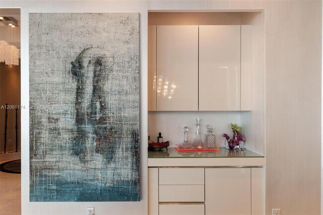 Building Photo - 16051 Collins Ave