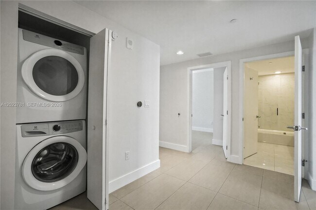 Building Photo - 16385 Biscayne Blvd