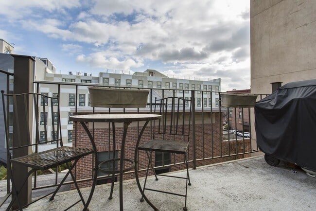 Building Photo - 509 Monroe St