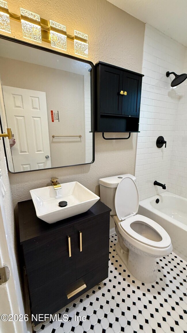 Building Photo - 696 Kestner Rd