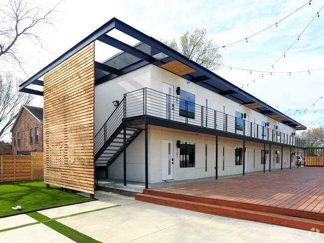 Building Photo - 4915 + 4921 Bryan R