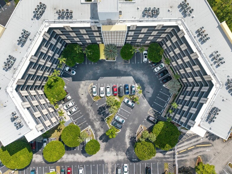 Building Photo - 20400 W Country Club Dr