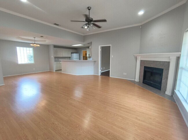 Building Photo - Nice and Spacious 3 bedroom, 2 bath home in Southland!