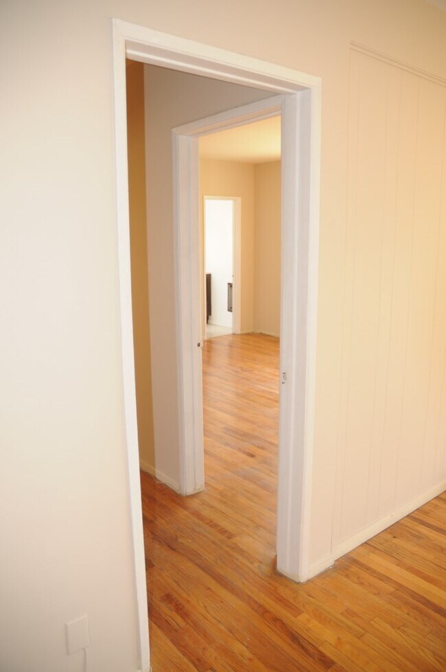 hall way - 556 Kings N Rd