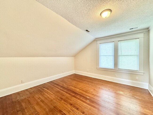 Building Photo - Adorable 2 Bedroom - Upstairs Unit Convenient to Downtown Greensboro & UNCG!