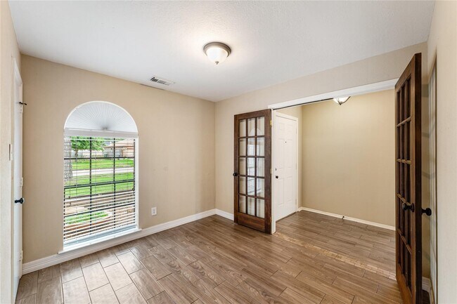 Building Photo - 5622 Village Park Dr