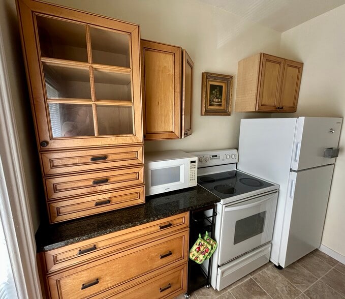 Kitchen Right 1 - 412 W Call St