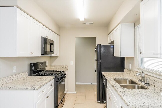 Building Photo - 913 Redwood Ct