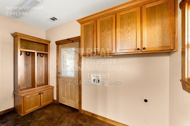 Building Photo - 3 Bedroom, 3 Bathroom Ranch Home with Barn...