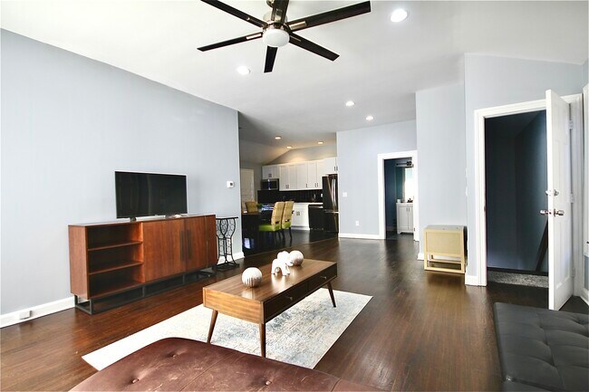 Building Photo - 106A Comstock Hill Ave