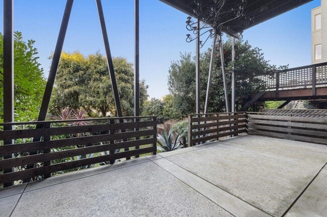 Building Photo - 2470 Broadway