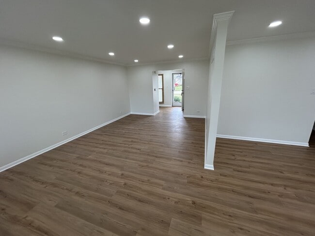 Building Photo - 2811 N Harvard Ave