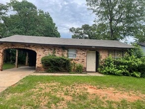 Building Photo - Large 4 Bed Home in West Shreveport