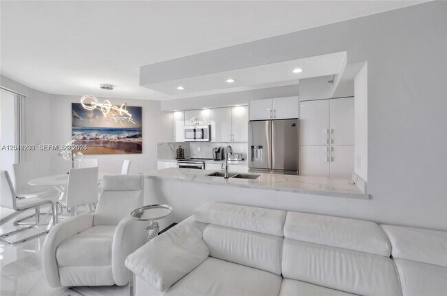 Building Photo - 16425 Collins Ave
