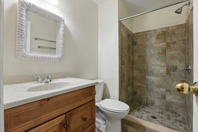 Building Photo - 14720 Peachwood Dr