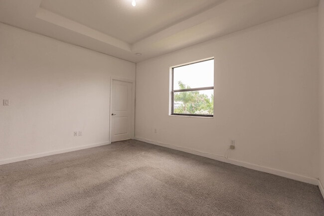 Building Photo - 20742 NE 5th Ct