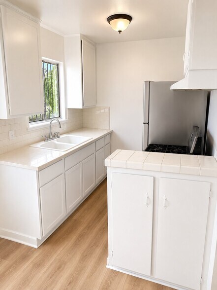 Building Photo - 901 W 76th St