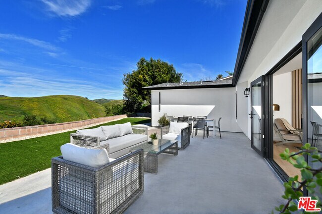 Building Photo - 26065 Farmfield Rd