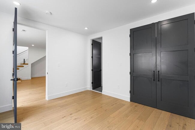 Building Photo - 1733 Chain Bridge Rd