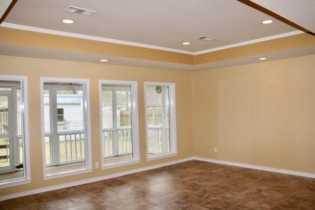 Building Photo - 903 Milroy Dr W