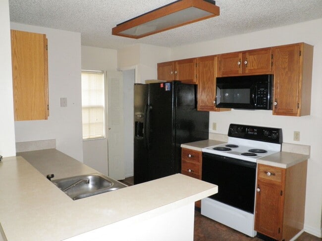 Building Photo - ONE MONTH FREE - 3 BEDROOMS W/2 FULL BATHS...