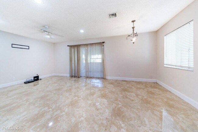 Building Photo - 3 br, 2.5 bath Townhome - 1335 SW 48th Ter