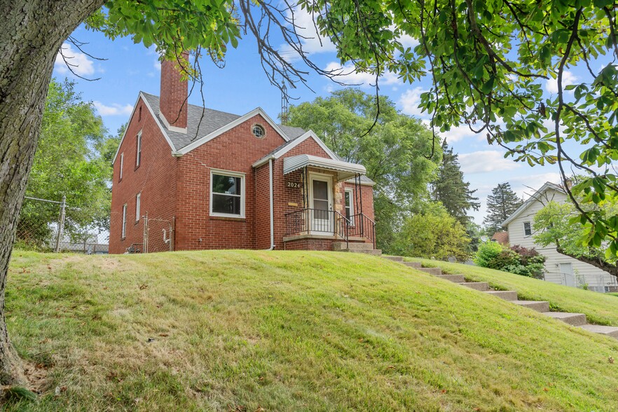 Building Photo - 2024 Southmoor Dr