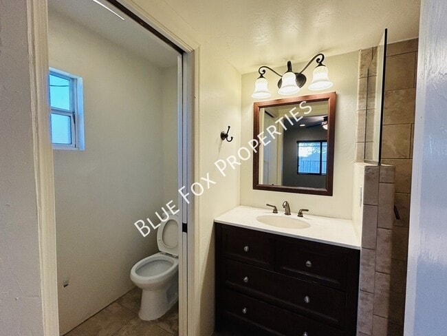 Building Photo - 3021 E Linden St