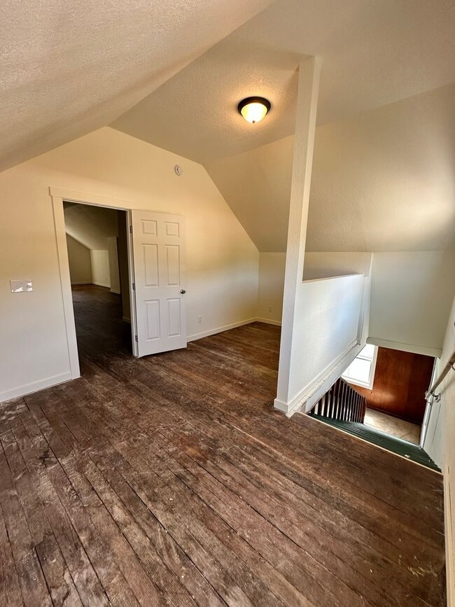 Building Photo - Large 4 Bedroom Apartment in Canyonville