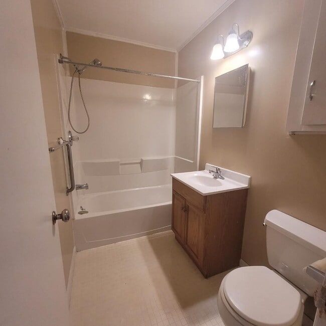 Building Photo - $995 - 3 bed 1 bath - Single Family Home