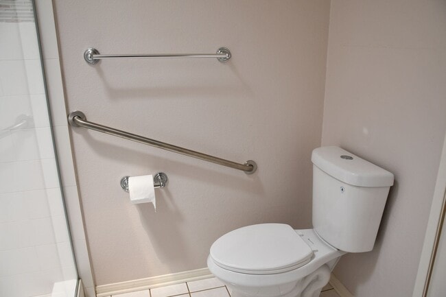 Building Photo - Newly remodeled and updated