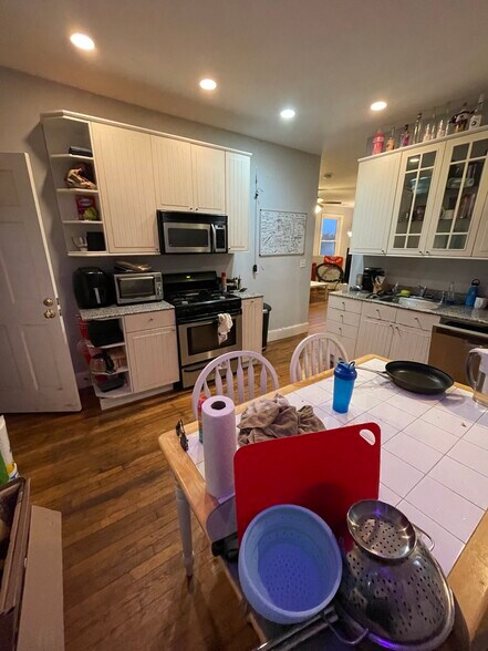 Building Photo - 731 Parker St